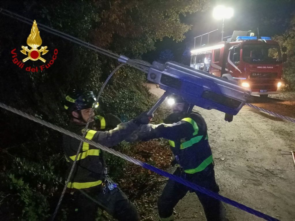 Si ribaltano col fuoristrada, due feriti | FOTO