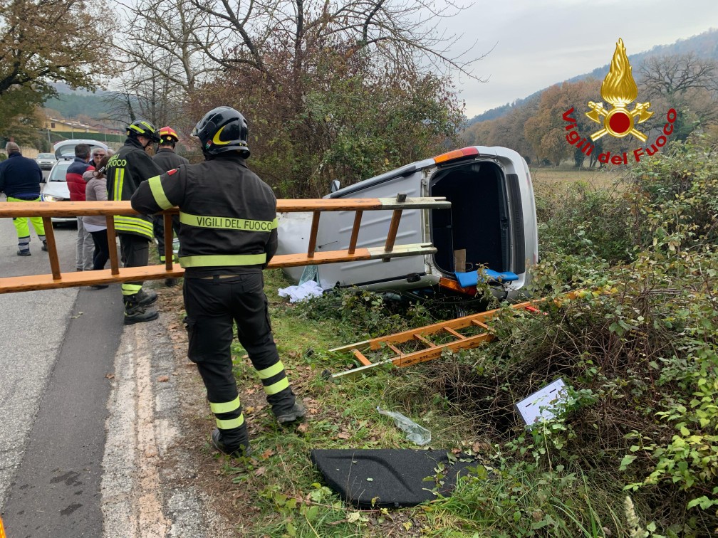 Incidente a Cenerente, conducente estratto dal veicolo dai vigili del fuoco
