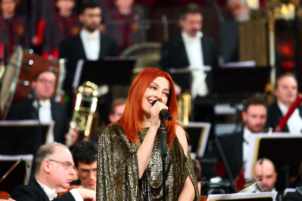 Concerto di Natale ad Assisi, Noemi incanta a San Francesco | Messa in onda a Natale – foto