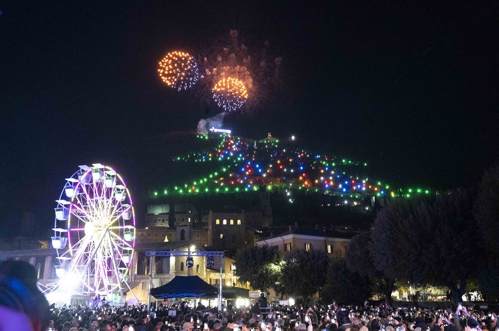 Un mare di gente a Gubbio per l’accensione dell’Albero di Natale più grande del mondo | Foto