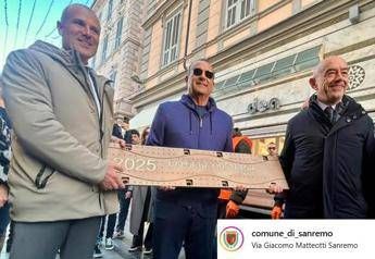 </p>
<div>Sanremo, Carlo Conti posa la targa per Olly nella ‘Walk of Fame’ del Festival</div>
<p>