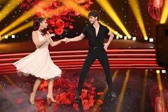 </p>
<div>Ballando, Delogu: “Io e Nikita non stiamo insieme”. Ma la giuria non ci crede…</div>
<p>