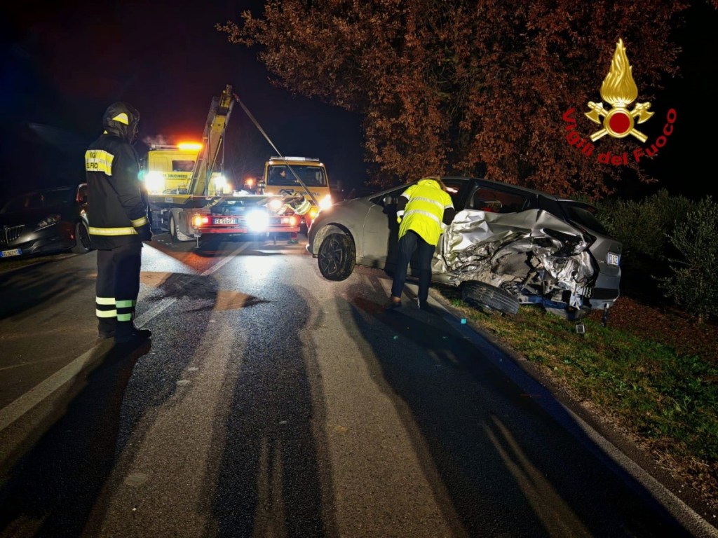 Travolge 4 auto in sosta vicino Azzano per i Mercatini di Natale, ferito automobilista
