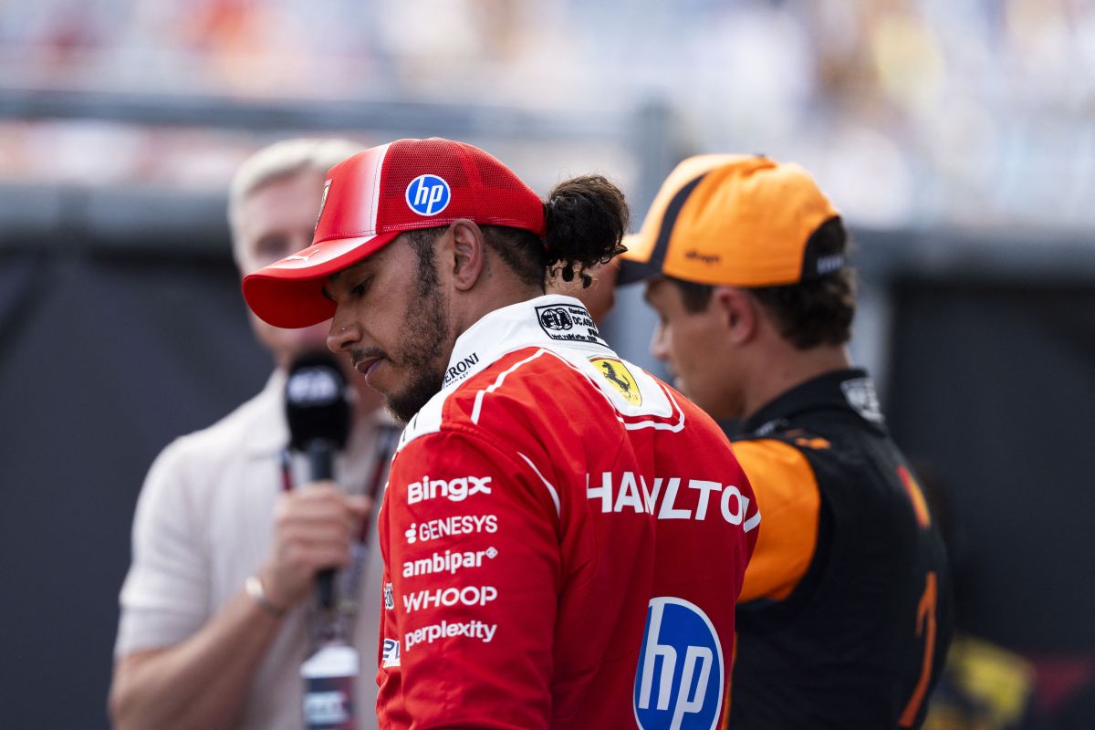 Circuito di Budapest con piloti in pista durante sessione di qualifiche, semafori e muretti commissari sullo sfondo